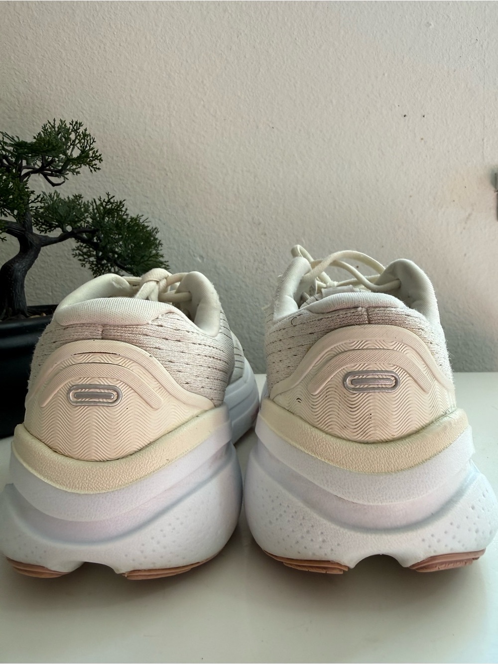 Brooks Ghost max Women size 8.5 Running Shoes — Cream with Light Pink Accents - Picture 4 of 8
